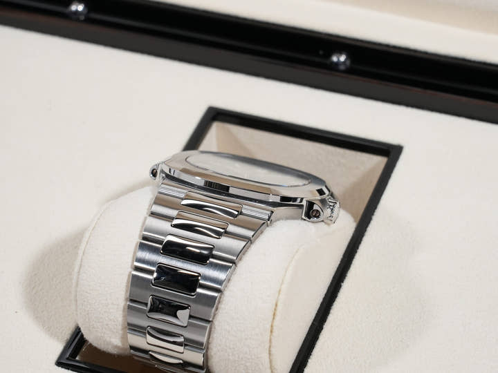 パテックフィリップ ノーチラス Ref.5711/1A-010 ステンレススチール ブルー文字盤