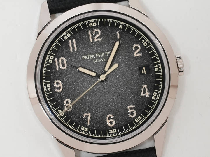 パテックフィリップ カラトラバ Ref.5226G-001 ホワイトゴールド ブラックグラデーションのテクスチャード ラック アントラサイト文字盤
