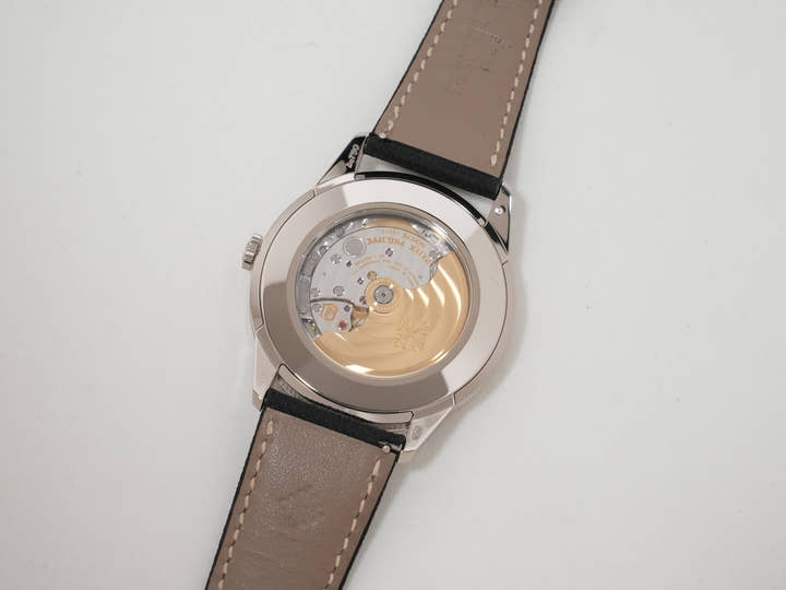 パテックフィリップ カラトラバ Ref.5226G-001 ホワイトゴールド ブラックグラデーションのテクスチャード ラック アントラサイト文字盤