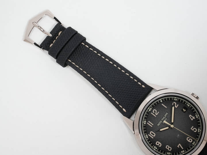 パテックフィリップ カラトラバ Ref.5226G-001 ホワイトゴールド ブラックグラデーションのテクスチャード ラック アントラサイト文字盤