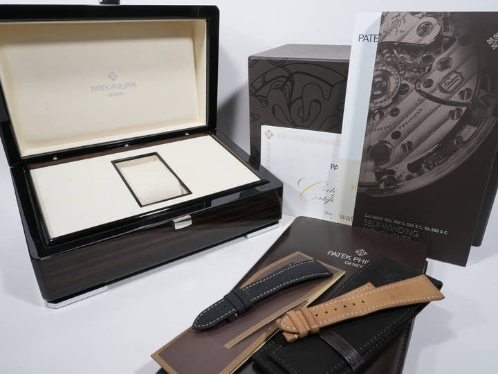 パテックフィリップ カラトラバ Ref.5226G-001 ホワイトゴールド ブラックグラデーションのテクスチャード ラック アントラサイト文字盤