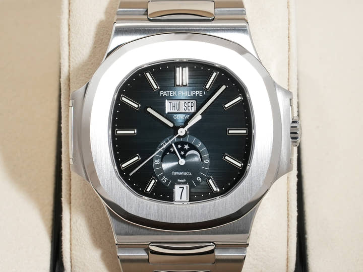 パテックフィリップ ノーチラス アニュアルカレンダー TIFFANY&CO. Ref.5726/1A-014 ステンレススチール ブルー、ブラックグラデーション文字盤