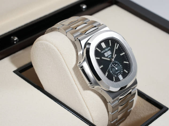 パテックフィリップ ノーチラス アニュアルカレンダー TIFFANY&CO. Ref.5726/1A-014 ステンレススチール ブルー、ブラックグラデーション文字盤