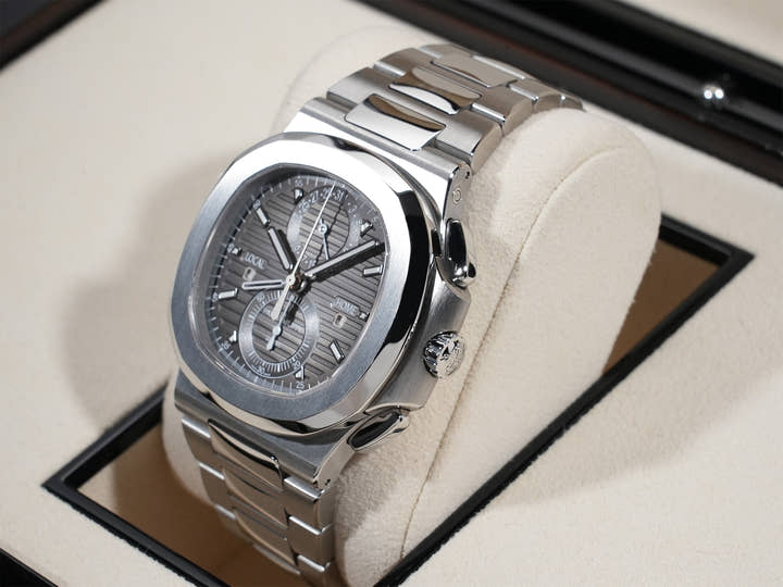 パテックフィリップ ノーチラス トラベルタイム クロノグラフ Ref.5990/1A-001 ステンレススチール ブラックグラデーション文字盤