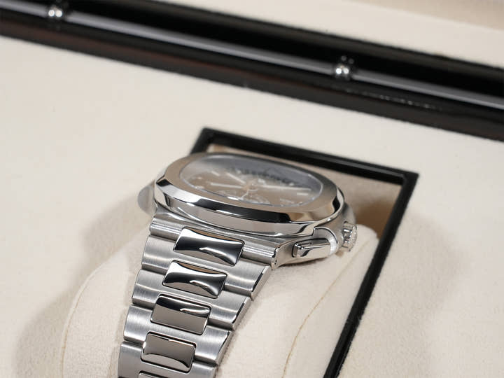 パテックフィリップ ノーチラス トラベルタイム クロノグラフ Ref.5990/1A-001 ステンレススチール ブラックグラデーション文字盤