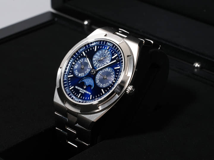 ヴァシュロンコンスタンタン オーヴァーシーズ エクストラフラット パーペチュアルカレンダー Ref.4300V/120G-B945 18KWG ブルー文字盤 美品 7ct64dcg