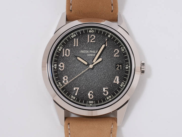 パテックフィリップ カラトラバ Ref.5226G-001 ホワイトゴールド ブラックグラデーションのテクスチャード ラック アントラサイト文字盤