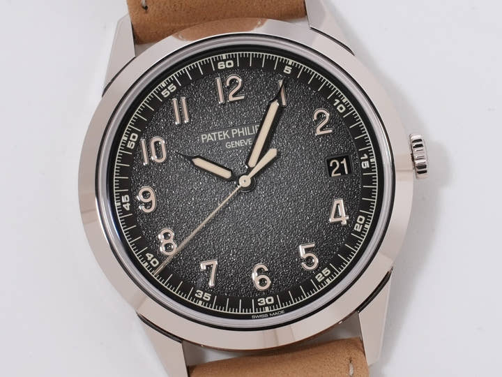 パテックフィリップ カラトラバ Ref.5226G-001 ホワイトゴールド ブラックグラデーションのテクスチャード ラック アントラサイト文字盤