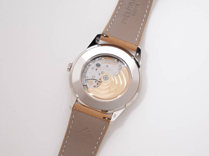 パテックフィリップ カラトラバ Ref.5226G-001 ホワイトゴールド ブラックグラデーションのテクスチャード ラック アントラサイト文字盤