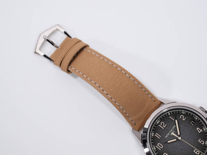 パテックフィリップ カラトラバ Ref.5226G-001 ホワイトゴールド ブラックグラデーションのテクスチャード ラック アントラサイト文字盤