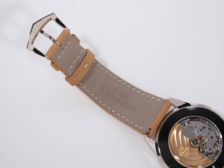 パテックフィリップ カラトラバ Ref.5226G-001 ホワイトゴールド ブラックグラデーションのテクスチャード ラック アントラサイト文字盤