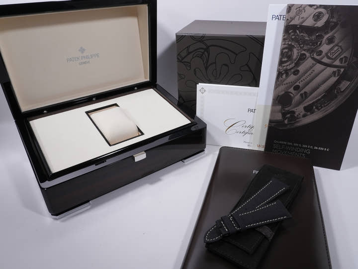 パテックフィリップ カラトラバ Ref.5226G-001 ホワイトゴールド ブラックグラデーションのテクスチャード ラック アントラサイト文字盤