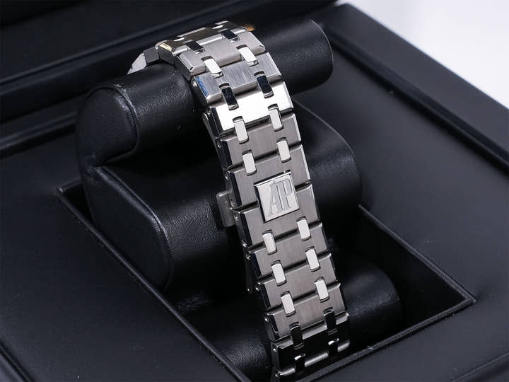 Audemars Piguet Royal Oak Chronograph Ref. 26331IP.OO.1220IP.01 Titanium/Platinum Slate Grey x Blue Dial