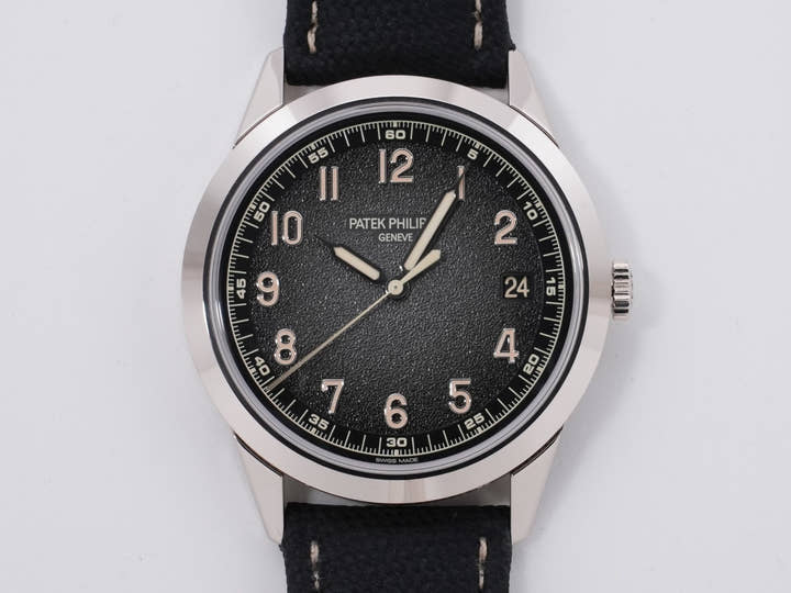 パテックフィリップ カラトラバ Ref.5226G-001 ホワイトゴールド ブラックグラデーションのテクスチャード ラック アントラサイト文字盤