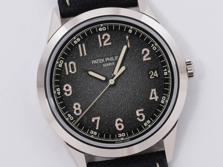 パテックフィリップ カラトラバ Ref.5226G-001 ホワイトゴールド ブラックグラデーションのテクスチャード ラック アントラサイト文字盤
