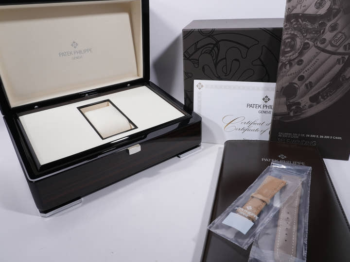 パテックフィリップ カラトラバ Ref.5226G-001 ホワイトゴールド ブラックグラデーションのテクスチャード ラック アントラサイト文字盤