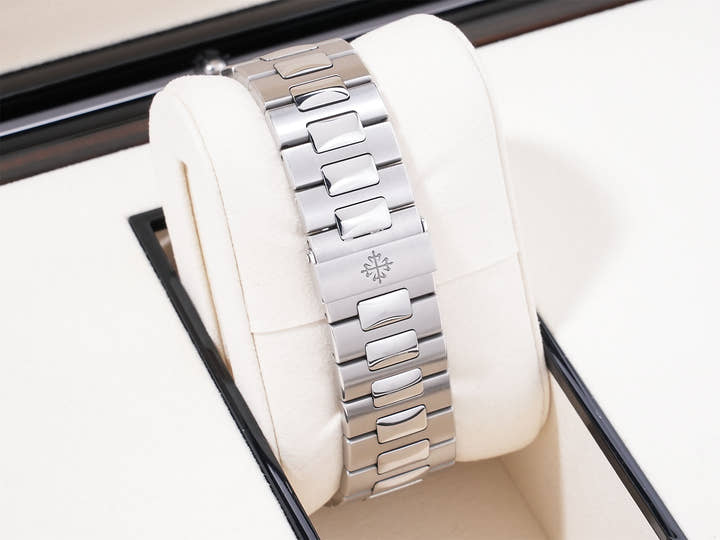 パテックフィリップ ノーチラス Ref.5711/1A-011 ステンレススチール ホワイト文字盤