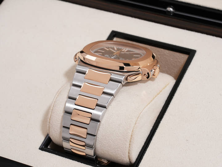 パテックフィリップ ノーチラス クロノグラフ Ref.5980/1AR-001 ステンレススチール/ローズゴールド ブルー文字盤