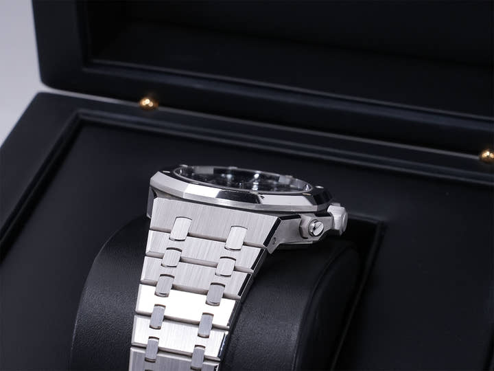 Audemars Piguet Royal Oak Chronograph Ref. 26239BC.OO.1220BC.01 White Gold Blue Dial