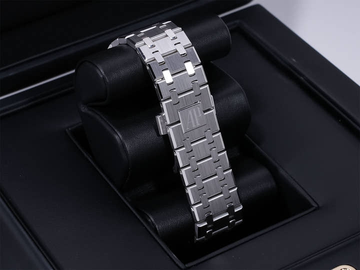 Audemars Piguet Royal Oak Chronograph Ref. 26239BC.OO.1220BC.01 White Gold Blue Dial