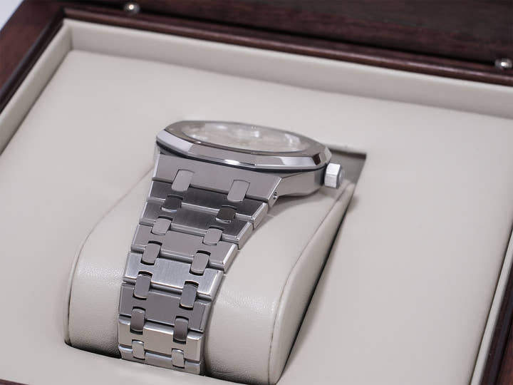 オーデマピゲ ロイヤルオーク Ref.15300ST.OO.1220ST.01 ステンレススチール シルバー文字盤 美品 y4ppd7p4