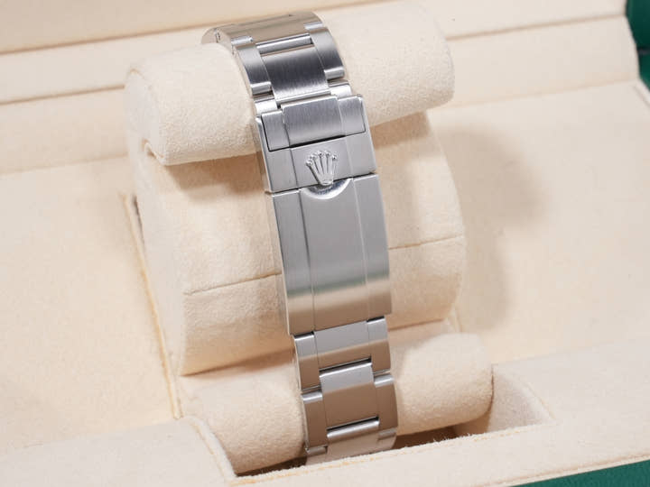 Rolex Explorer I Ref. 214270, stainless steel, black dial, Oyster bracelet, excellent condition.  (23fkzga9 appears to be an internal reference number and not part of the product description)