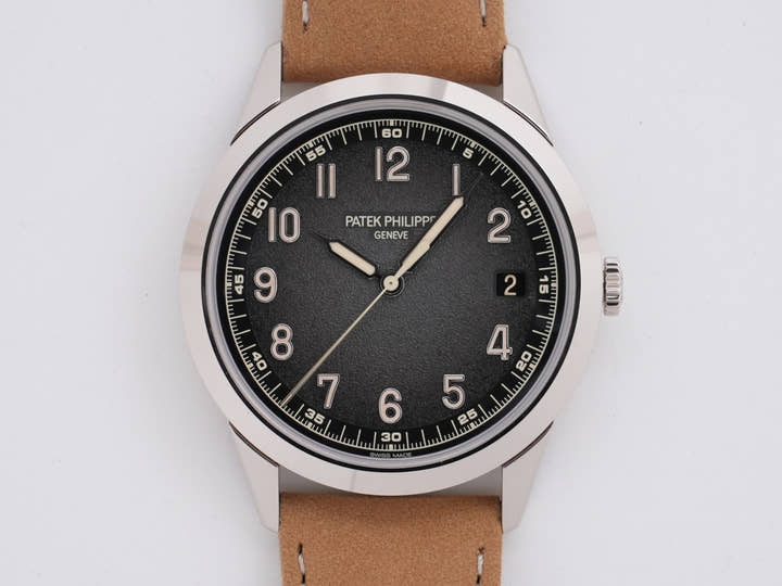 パテックフィリップ カラトラバ Ref.5226G-001 ホワイトゴールド ブラックグラデーションのテクスチャード ラック アントラサイト文字盤 極美品 pwhmxohs