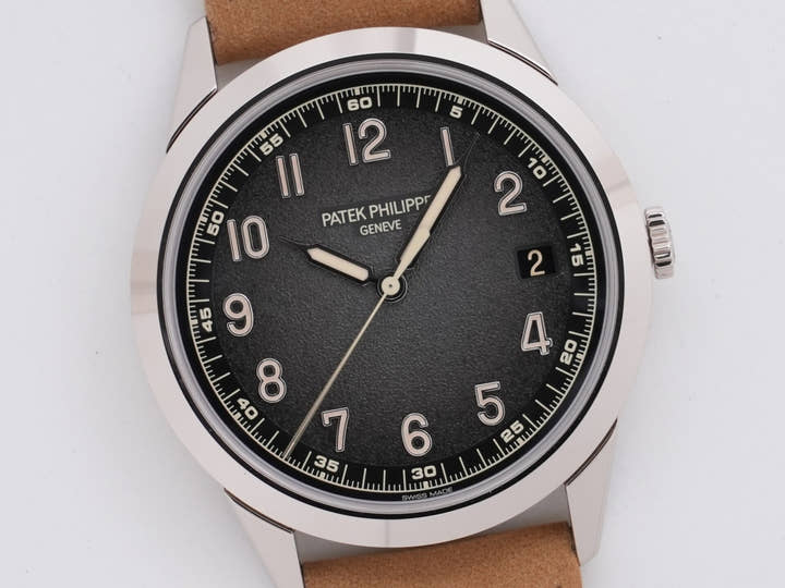 パテックフィリップ カラトラバ Ref.5226G-001 ホワイトゴールド ブラックグラデーションのテクスチャード ラック アントラサイト文字盤 極美品 pwhmxohs