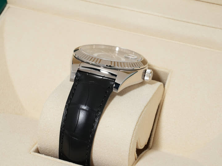 ロレックス スカイドゥエラー Ref.326139 ホワイトゴールド ブラック文字盤 革ベルト 美中古 x2xb7ynq