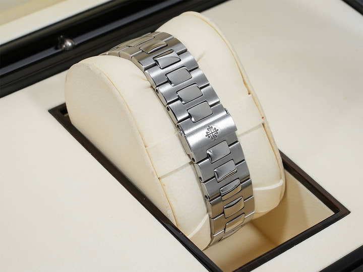 パテックフィリップ ノーチラス クロノグラフ Ref.5980/1A-001 ステンレススチール ブルー文字盤 中古 sx9eefdj