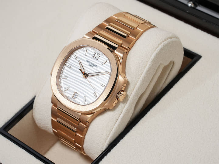 Patek Philippe Nautilus Ref. 7118/1R-001 Rose Gold with Silver Opaline Dial, Excellent Condition ijwu2fa3