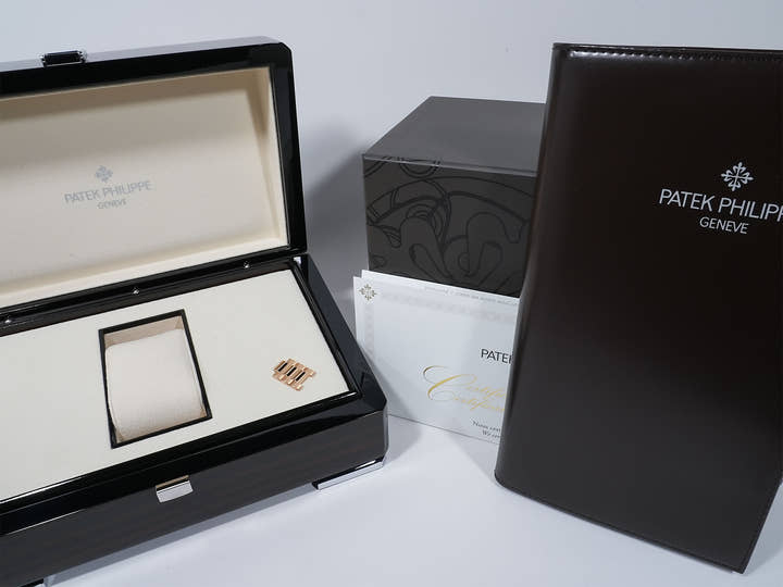 Patek Philippe Nautilus Ref. 7118/1R-001 Rose Gold with Silver Opaline Dial, Excellent Condition ijwu2fa3