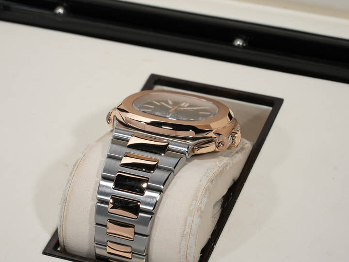 パテックフィリップ ノーチラス クロノグラフ Ref.5980/1AR-001 ステンレススチール/ローズゴールド ブルー文字盤 中古 hazxvdjg