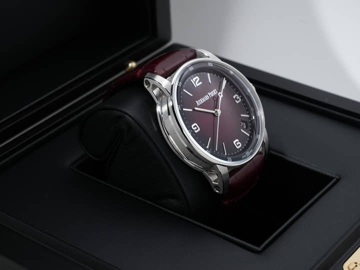 オーデマピゲ CODE 11.59 バイ オーデマ ピゲ Ref.15210BC.OO.A068CR.01 ホワイトゴールド スモークバーガンディラッカー文字盤 美品 bafgx8e5