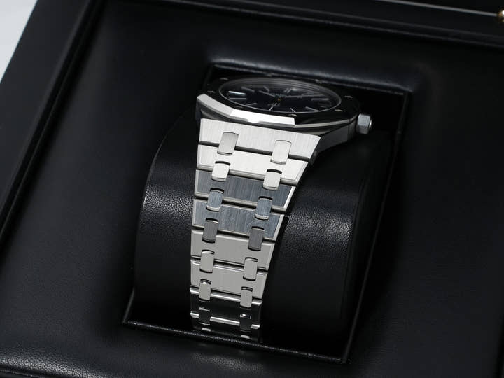 オーデマピゲ ロイヤルオーク ジャンボ エクストラ シン Ref.15202ST.OO.1240ST.01 ステンレススチール ブルー文字盤 美中古 4zs6ee7b