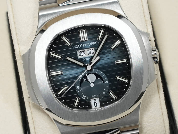 パテックフィリップ ノーチラス アニュアルカレンダー ムーンフェイズ Ref.5726/1A-014 ステンレススチール ブルー、ブラックグラデーション文字盤 極美品 86a3v4ek