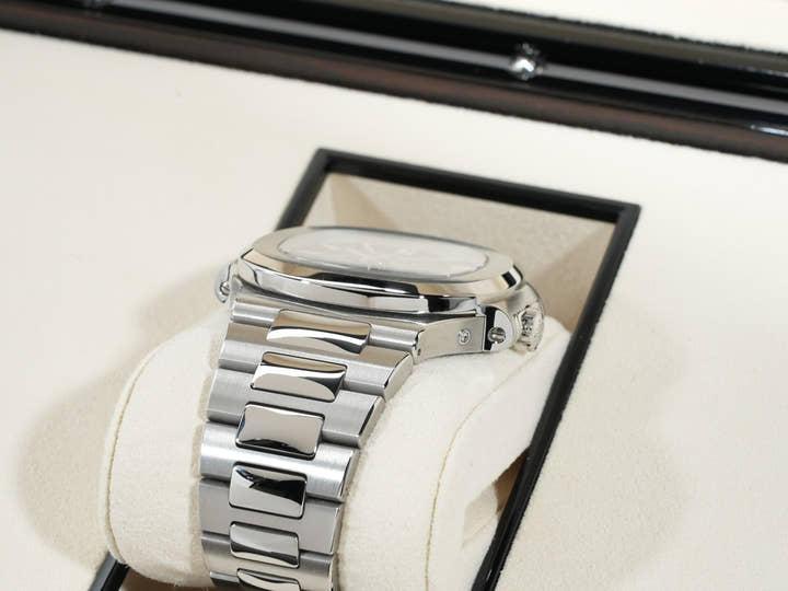 パテックフィリップ ノーチラス アニュアルカレンダー ムーンフェイズ Ref.5726/1A-014 ステンレススチール ブルー、ブラックグラデーション文字盤 極美品 86a3v4ek