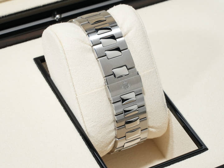 パテックフィリップ ノーチラス アニュアルカレンダー ムーンフェイズ Ref.5726/1A-014 ステンレススチール ブルー、ブラックグラデーション文字盤 極美品 86a3v4ek