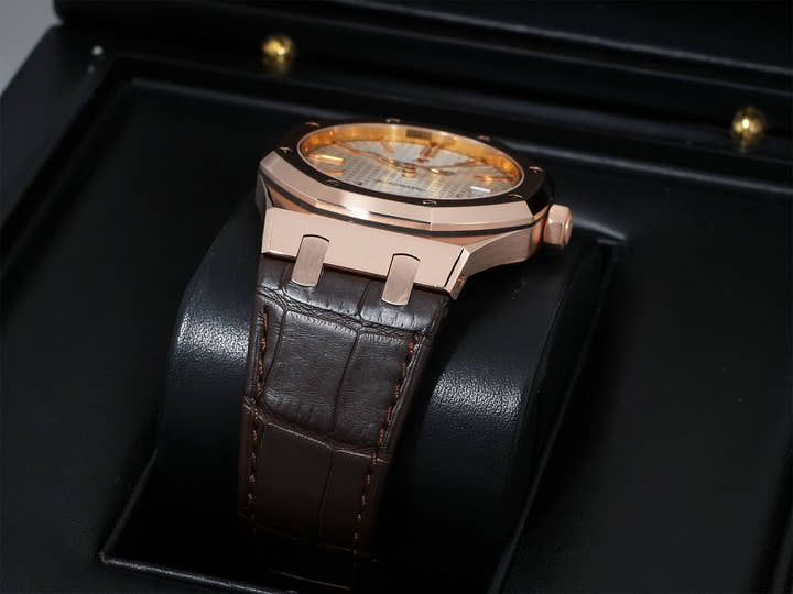 Audemars Piguet Royal Oak Ref. 15400OR.OO.D088CR.01 Pink Gold Silver Dial Excellent Condition vot58uh9