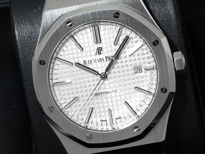 オーデマピゲ ロイヤルオーク Ref.15400ST.OO.1220ST.02 ステンレススチール シルバー文字盤 美中古 dieuem95