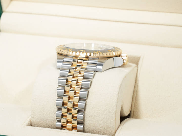 Pre-owned Rolex GMT-Master II Ref. 126713GRNR in stainless steel/yellow gold with a black dial and Jubilee bracelet (9ahj2noe)