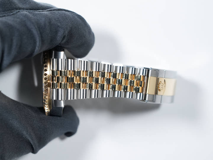 Pre-owned Rolex GMT-Master II Ref. 126713GRNR in stainless steel/yellow gold with a black dial and Jubilee bracelet (9ahj2noe)