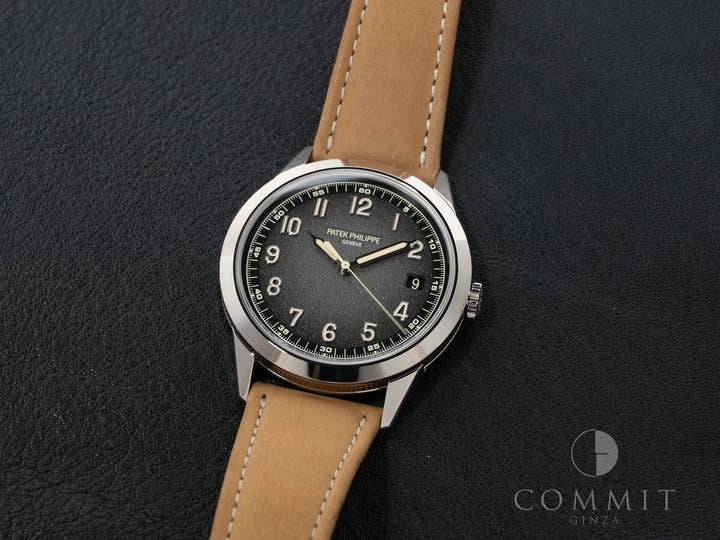 Patek Philippe Calatrava Ref. 5226G-001 in white gold with a black gradient textured lacquer and anthracite dial. Excellent condition. kbmpqo3d