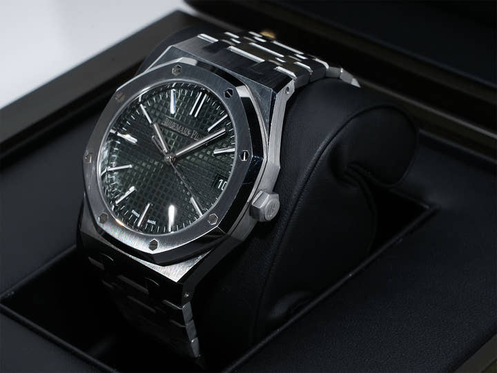 Audemars Piguet Royal Oak Ref. 15510ST.OO.1320ST.09 Stainless Steel Khaki Green Dial Pre-owned o2z7vqrb