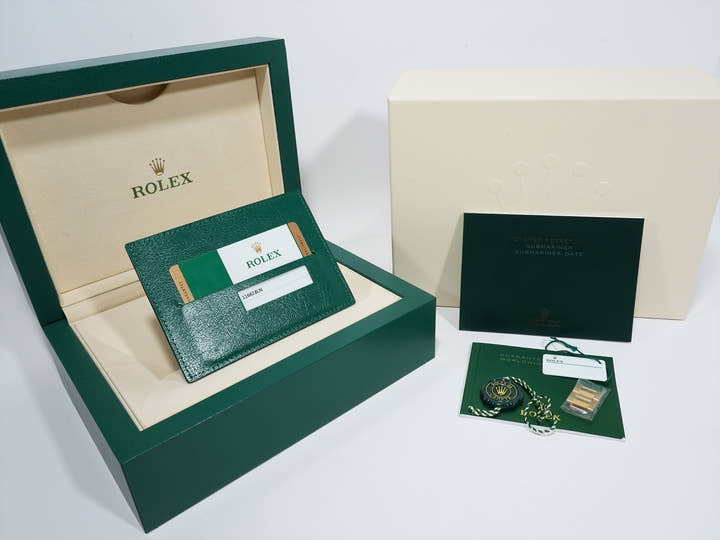 Rolex Submariner Date Ref. 116618LN Yellow Gold Black Dial Excellent Condition Pre-Owned tj4grzy3