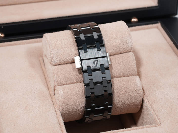 Audemars Piguet Royal Oak Ref. 77350CE.OO.1266CE.02.A Ceramic Rainbow Tapestry Dial Excellent Condition h9y9rsdn