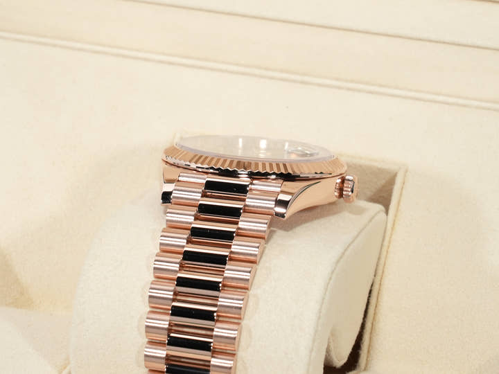 Rolex Day-Date 40 Ref. 228235 Everose Gold Olive Green Dial Excellent Condition zim9ag8r