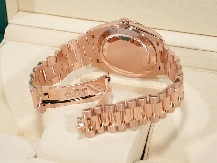 Rolex Day-Date 40 Ref. 228235 Everose Gold Olive Green Dial Excellent Condition zim9ag8r