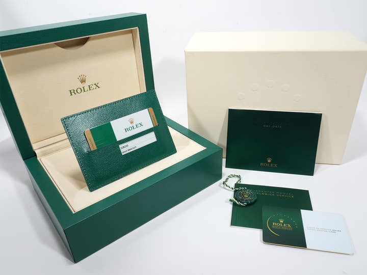 Rolex Day-Date 40 Ref. 228235 Everose Gold Olive Green Dial Excellent Condition zim9ag8r