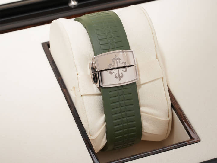 パテックフィリップ アクアノート Ref.5968G-010 ホワイトゴールド カーキグリーン文字盤 中古 g25xfyzr